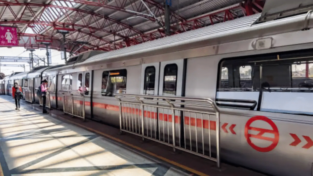 Delhi Metro Red Line Chaos: 90-Minute Signal Failure Brings Rush Hour to a Standstill, Commuters Fume Across Stations 2 image 328
