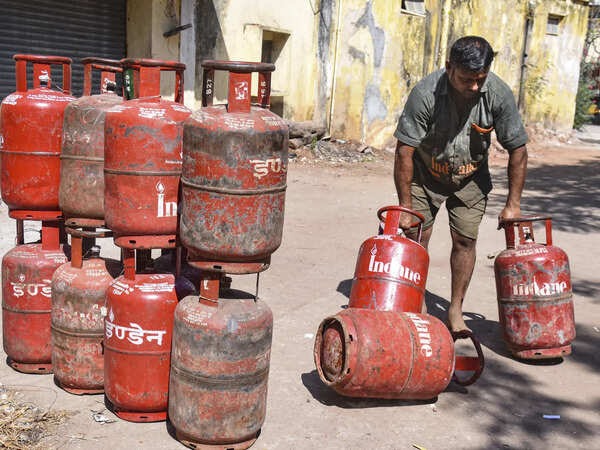 LPG Shortage in India May Disrupt Railway Catering Services as IRCTC Considers Alternatives 2 image 25